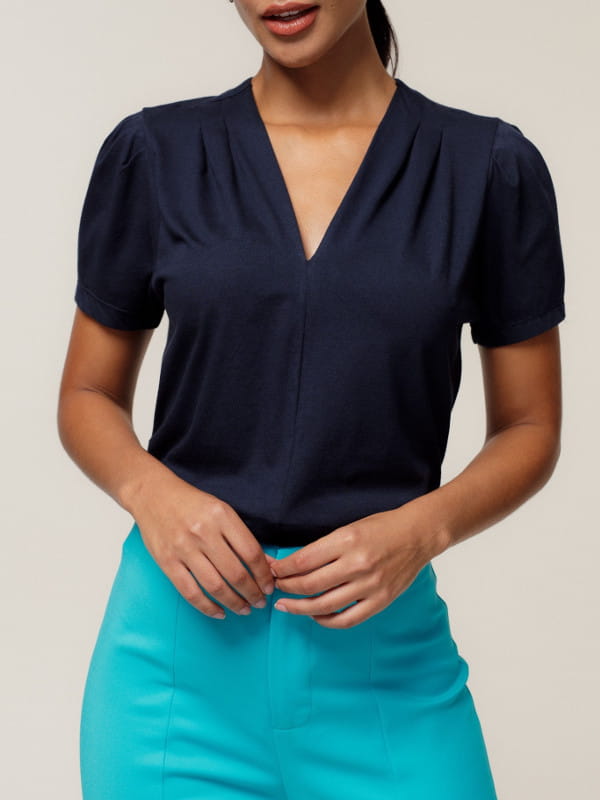 Blusas femininas: modelo vestindo uma blusa feminina de malha decote V e manga com franzido azul marinho - detalhes.