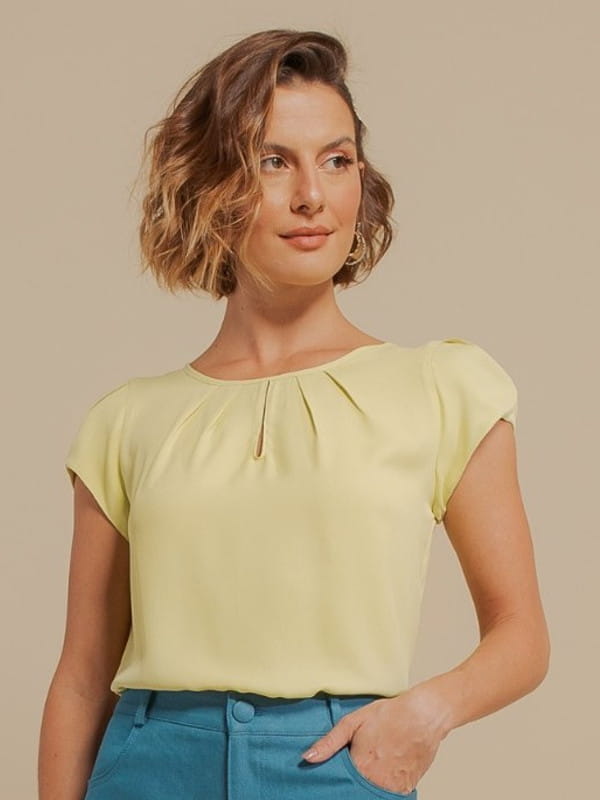 Blusas femininas 2022: modelo vestindo uma blusa de crepe lima com detalhe gota.
