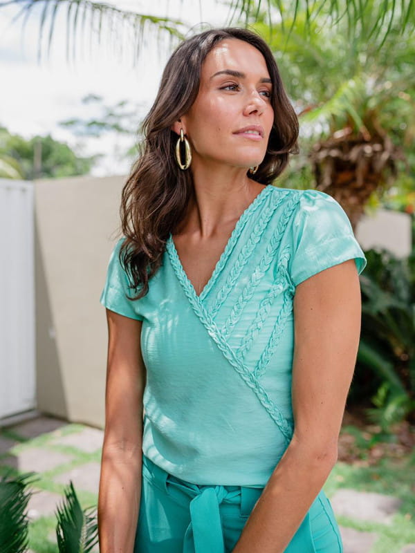 Blusas femininas 2022: modelo vestindo uma blusa de viscose com tecido trançado decote V azul piscina.