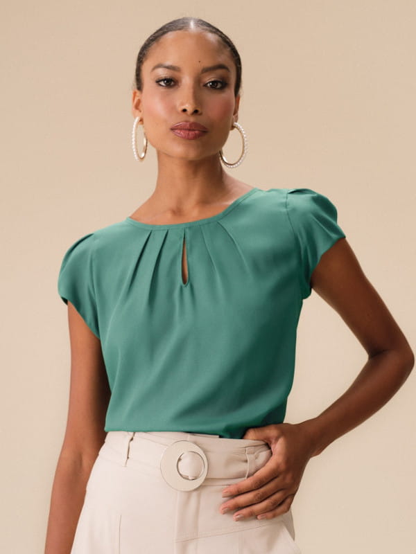 Blusa feminina de crepe: modelo vestindo uma blusa de crepe básica detalhe gota cor verde sálvia.