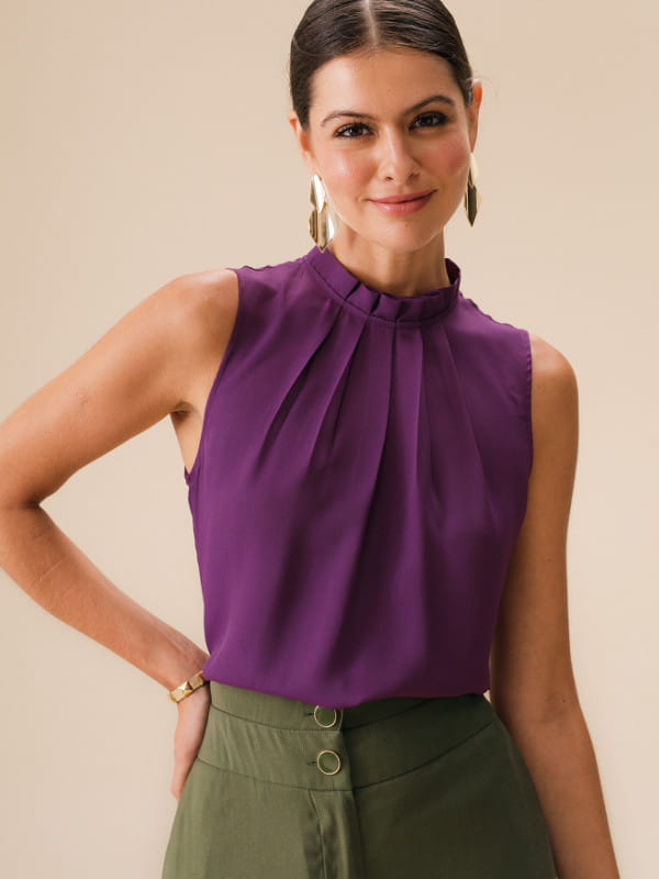Blusa feminina de crepe: modelo vestindo uma blusa de crepe básica com pregas cor uva.