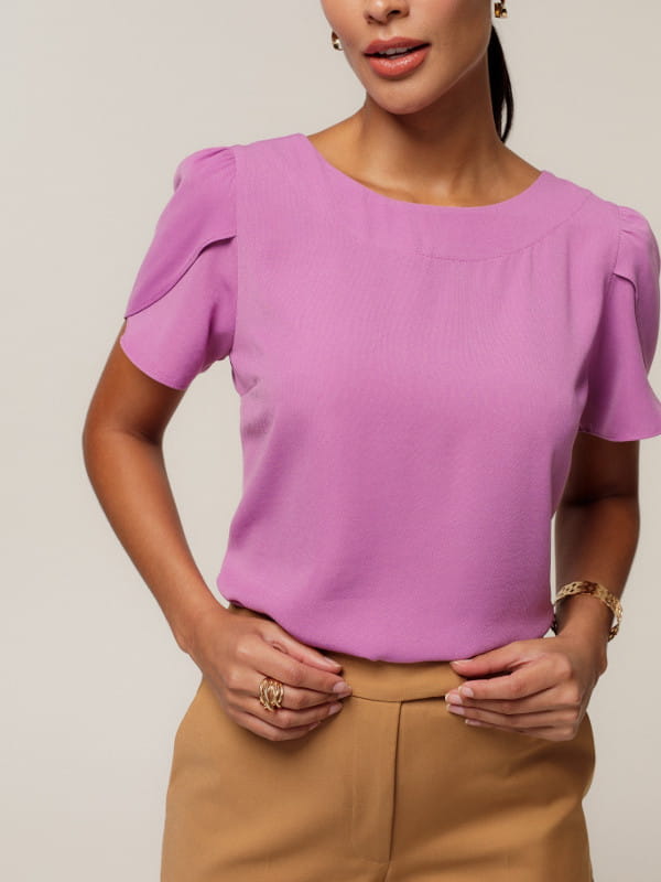 Modelos de blusas femininas: modelo vestindo uma blusa de crepe texturizado decote redondo.