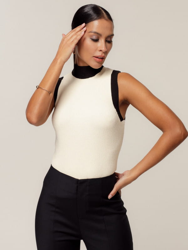 Regata de tricot feminina: modelo vestindo uma blusa de tricot feminina modelagem slim.