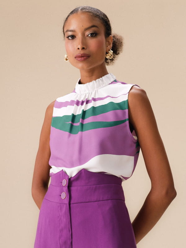 Blusa de crepe: modelo vestindo uma regata de crepe estampa listrada lilás.