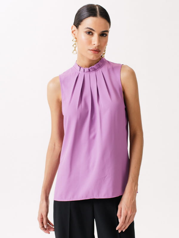 Blusas sociais femininas modernas: modelo vestindo uma blusa feminina de crepe crepe básica com pregas na cor lilás.