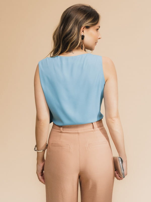 Blusas femininas para senhoras: modelo vestindo uma blusa feminina de crepe com faixa azul no ombro - costas.