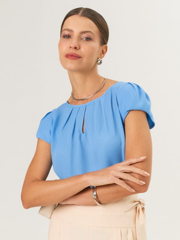 Blusa social feminina de crepe: modelo vestindo uma blusa de crepe azul capri com detalhe gota no decote.