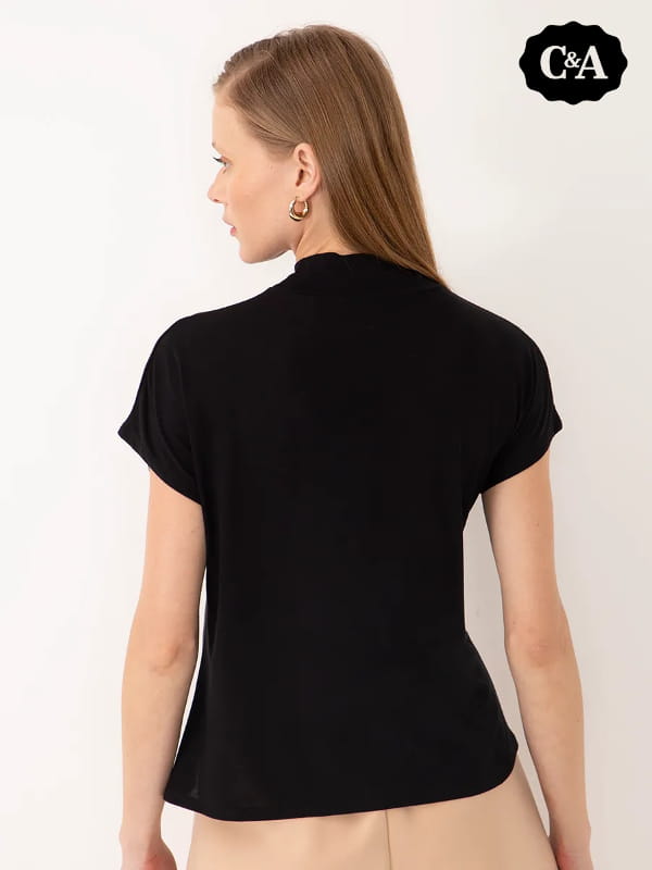Blusas femininas para uniforme: modelo vestindo uma blusa de viscose gola alta manga curta preta - costas.