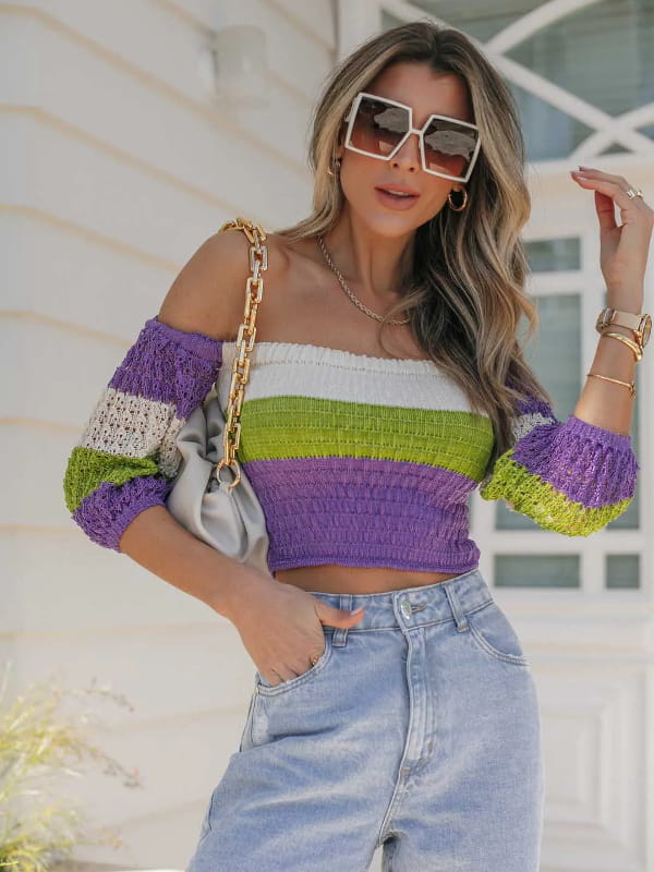 Blusinhas para o verão: modelo vestindo uma cropped de tricot ciganinha roxa.