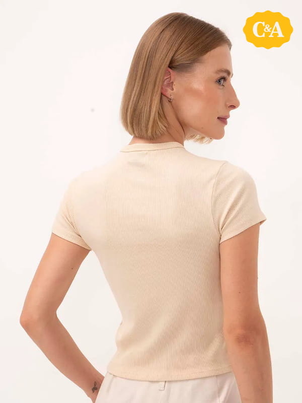 Modelos de blusas femininas: modelo vestindo uma blusa de algodão canelada manga curta bege claro - costas.