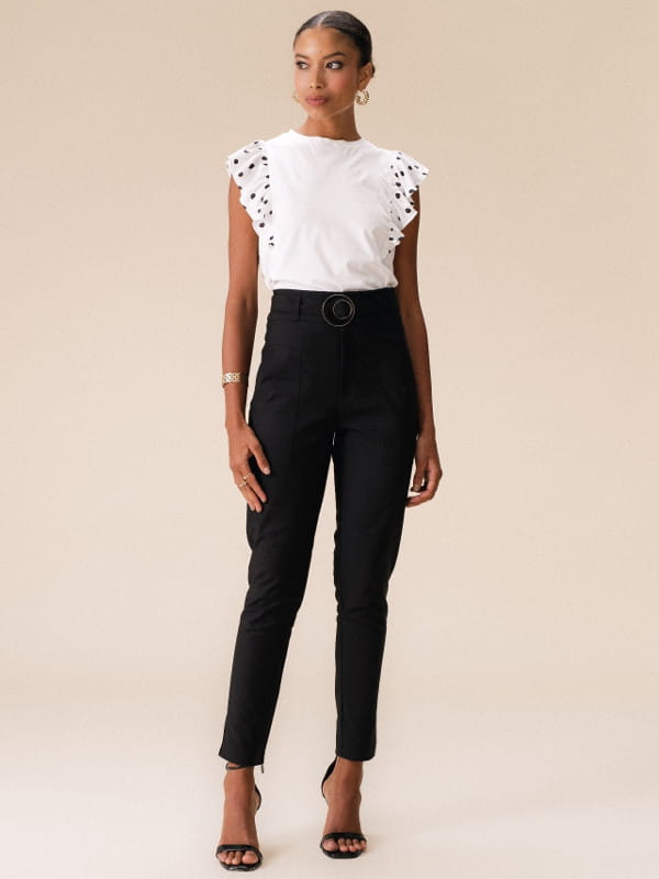 Calça alfaiataria feminina: modelo vestindo uma calça alfaiataria feminina skinny em sarja preta.