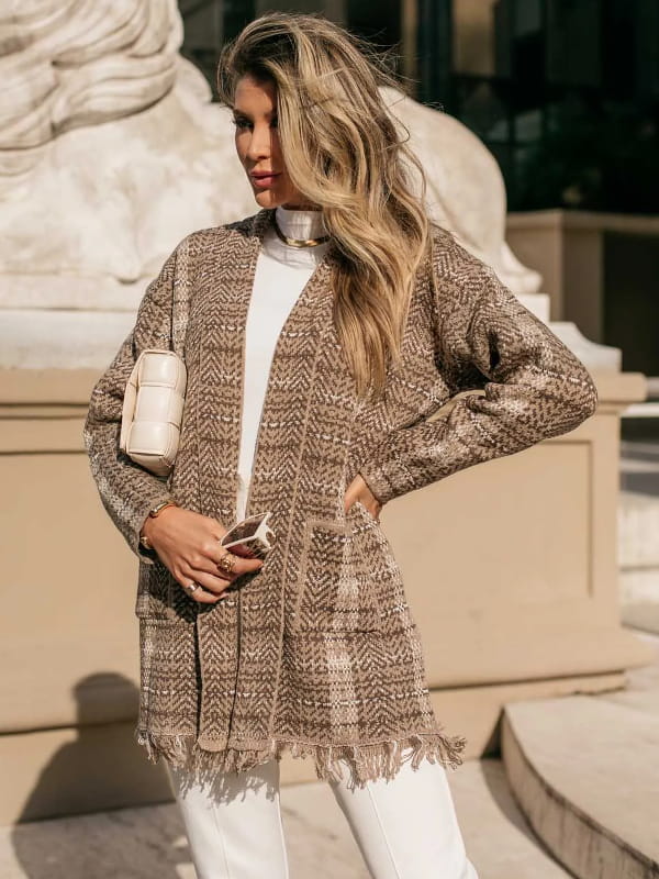 Looks com cardigan feminino longo: modelo vestindo um casaco de tricot mousse xadrez marrom.