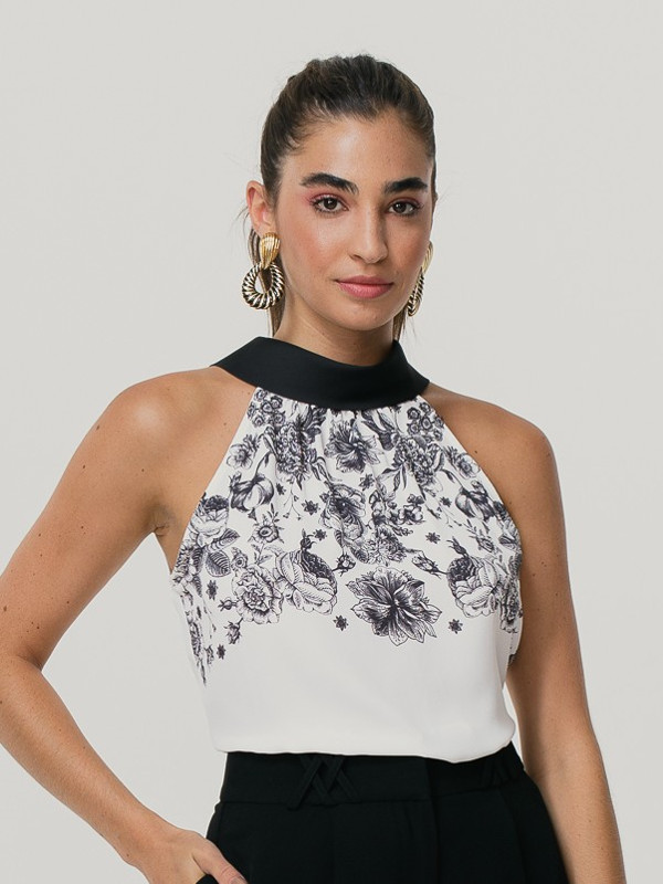Como escolher a estampa certa e se manter elegante: modelo com uma blusa de crepe estampada floral.