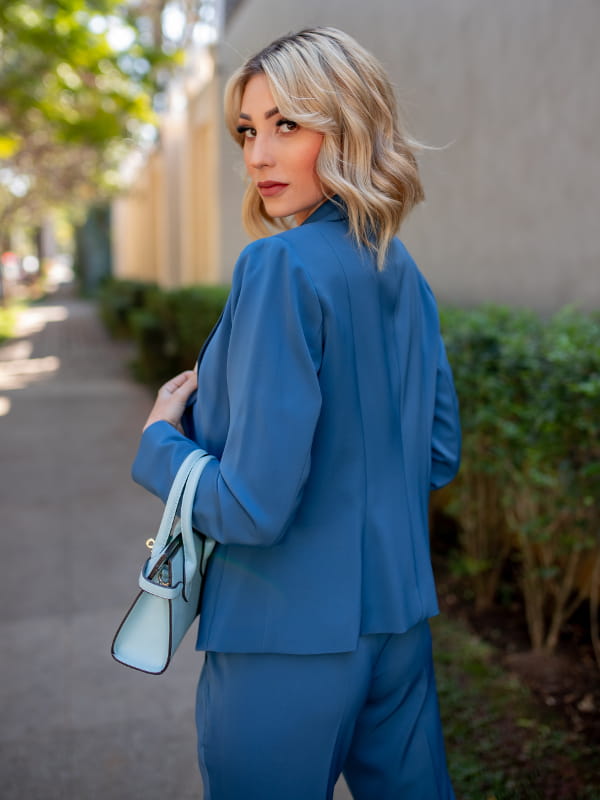 Como escolher a roupa ideal para cada ocasião: modelo com um blazer em alfaiataria azul.