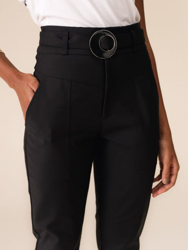 Como usar calça alfaiataria: modelo vestindo uma calça alfaiataria feminina skinny em sarja preta.