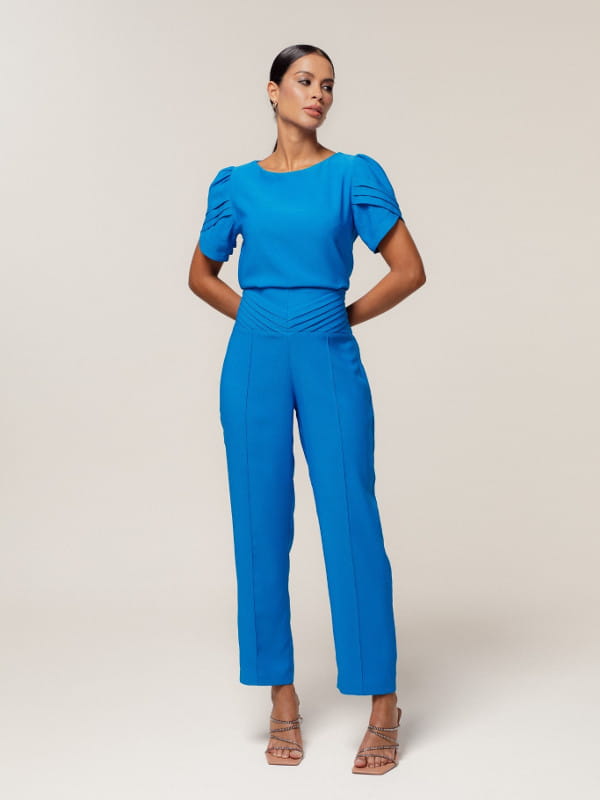Cores que combinam com azul: modelo vestindo uma blusa de crepe alfaiataria decote redondo azul royal - look.