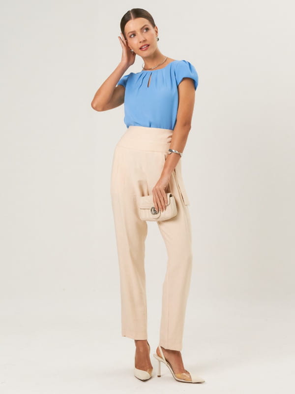Cores que combinam com bege: modelo vestindo uma blusa de crepe azul capri com detalhe gota no decote - look.
