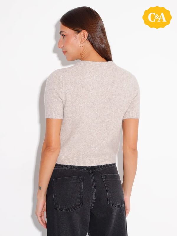 Cores que combinam com bege: modelo vestindo uma blusa de tricot manga curta mindset bege - costas.