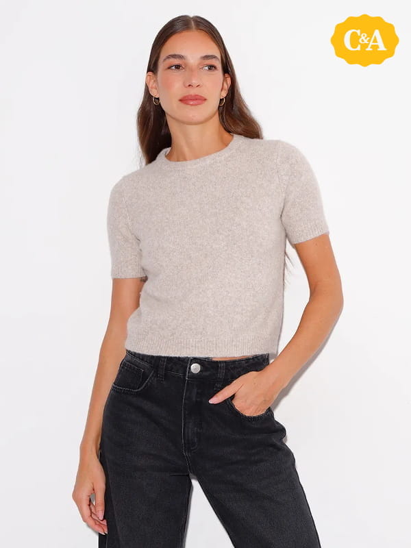 Cores que combinam com bege: modelo vestindo uma blusa de tricot manga curta mindset bege.