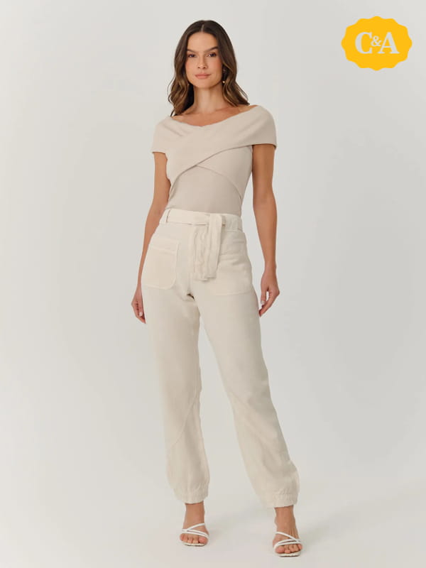 Cores que combinam com bege: modelo vestindo uma blusa de viscose detalhe cruzado areia - look.