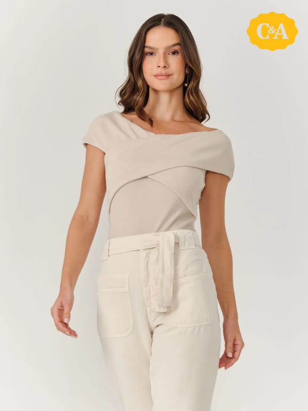 Cores que combinam com bege: modelo vestindo uma blusa de viscose detalhe cruzado areia.