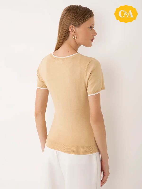 Cores que combinam com bege: modelo vestindo uma blusa feminina de tricot manga curta listra bege claro - costas.