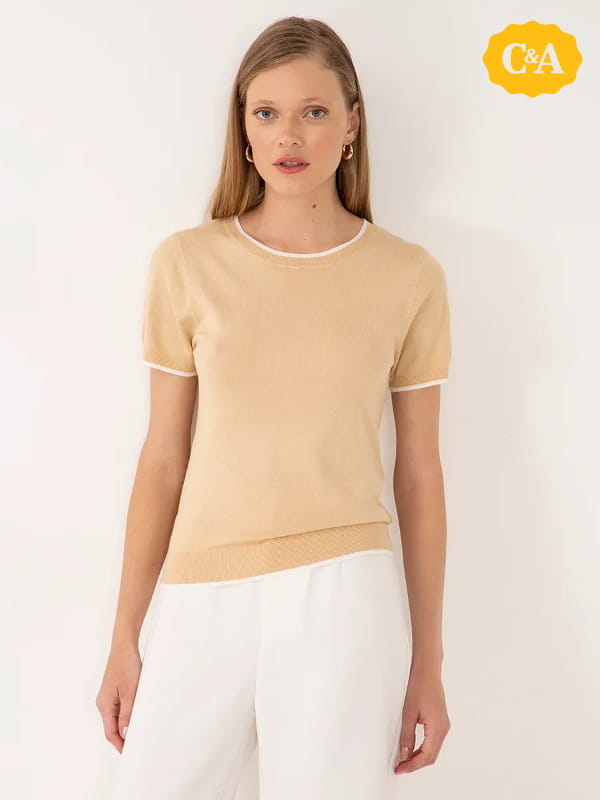 Cores que combinam com bege: modelo vestindo uma blusa feminina de tricot manga curta listra bege claro.