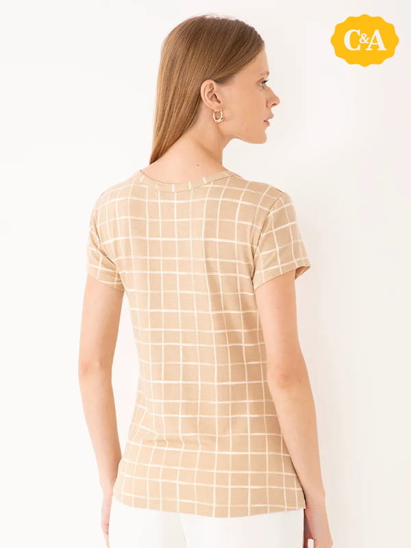 Cores que combinam com bege: modelo vestindo uma blusa de viscose manga curta com botão bege - costas.