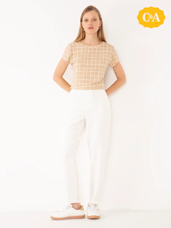 Cores que combinam com bege: modelo vestindo uma blusa de viscose manga curta com botão bege - look.