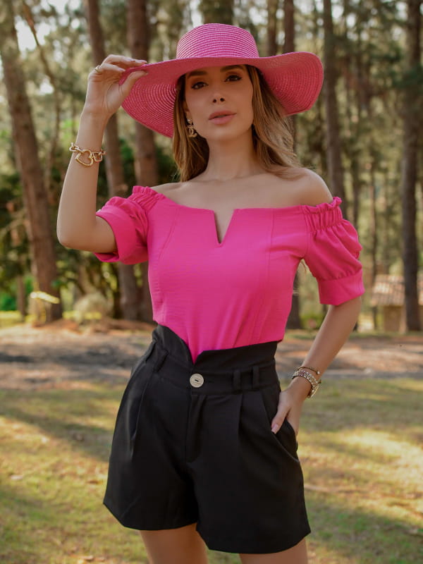 Cores que combinam com rosa: modelo vestindo uma blusa de crepe air flow cigana decote V rosa.