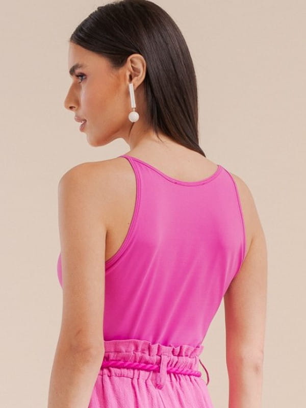 Cores que combinam com rosa: modelo vestindo uma regata de malha nadador pink - costas.