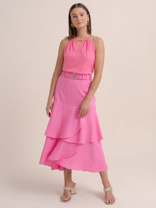Cores que combinam com rosa: modelo vestindo uma blusa de crepe com decote corrente e saia rosa - look.
