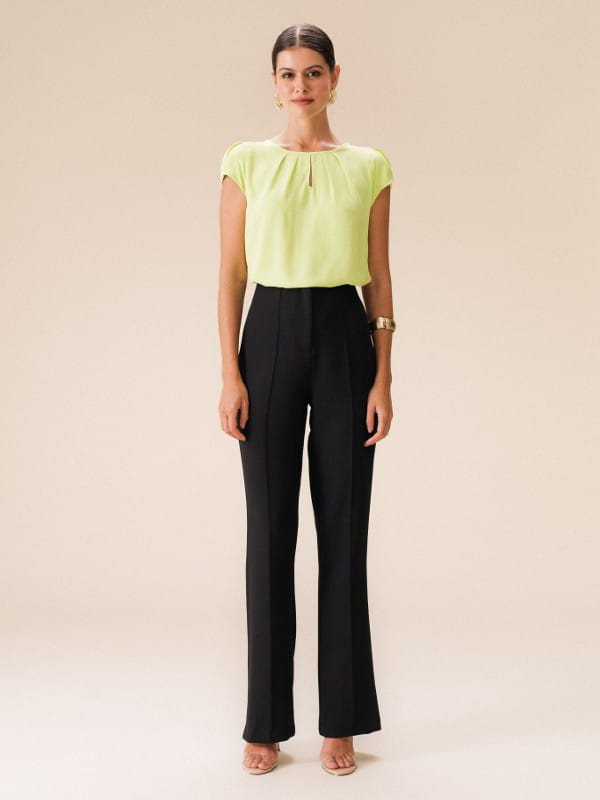 Cores que combinam com verde: modelo vestindo uma blusa de crepe básica detalhe gota cor verde lima - look.