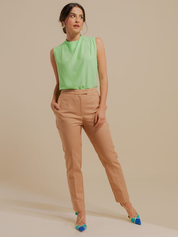 Estilos de roupas femininas: modelo com uma calça de sarja alfaiataria bege.