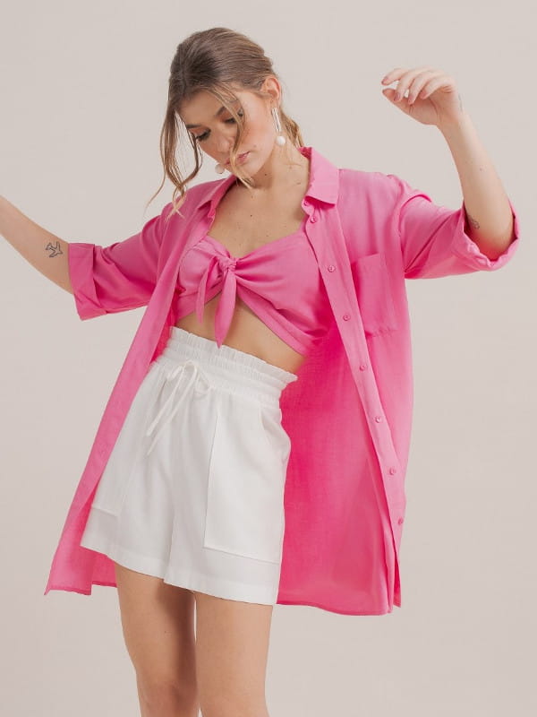 Looks com as costas a mostra: modelo com uma blusa cropped rosa.