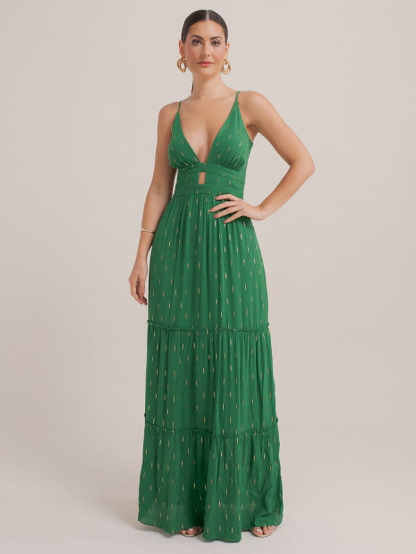 Looks com as costas a mostra: modelo com um vestido verde de alcinha.