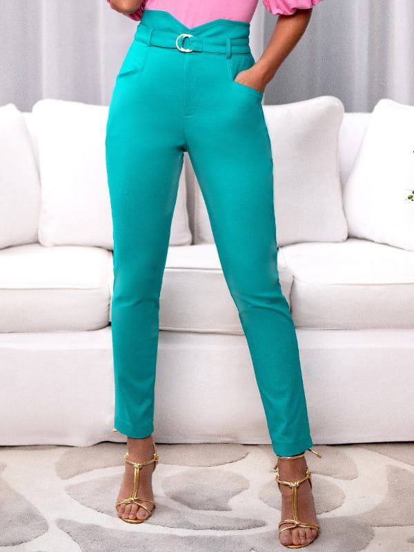 Looks com calça skinny: modelo vestindo uma calça verde com cinto.