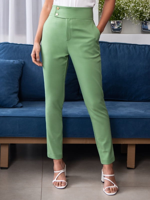 Looks com calça skinny: modelo vestindo uma calça verde.