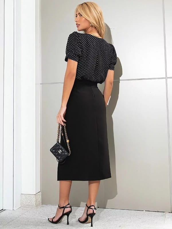 Looks com saia midi preta: modelo vestindo uma blusa poá com saia midi preta - look - costas.