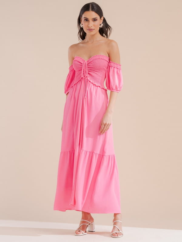 Looks com vestido midi: modelo com um vestido em crepe ombro a ombro rosa.