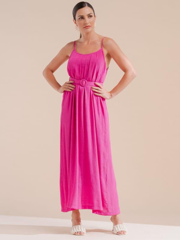 Looks com vestido midi: modelo com um vestido em crepe textura midi com cinto pink.