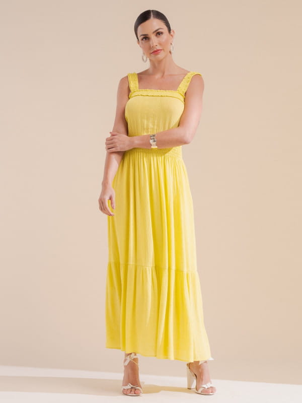 Looks com vestido midi: modelo com um vestido em crepe textura midi com detalhe lastex amarelo.