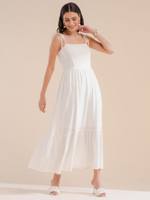 Looks com vestido midi: modelo com um vestido em linho midi com alça off white.