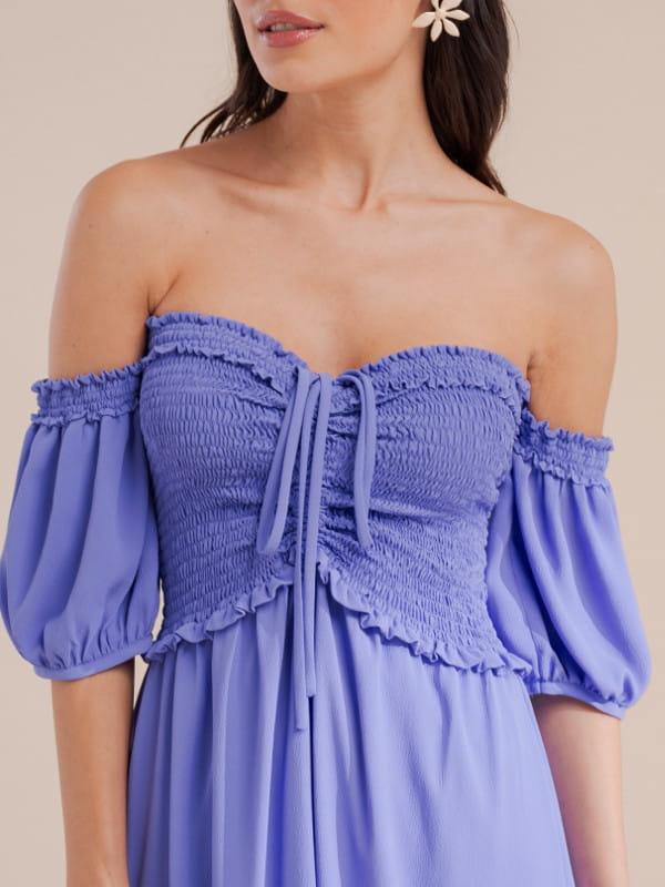 Looks com vestido midi: modelo com um vestido em crepe ombro a ombro violeta - detalhe.