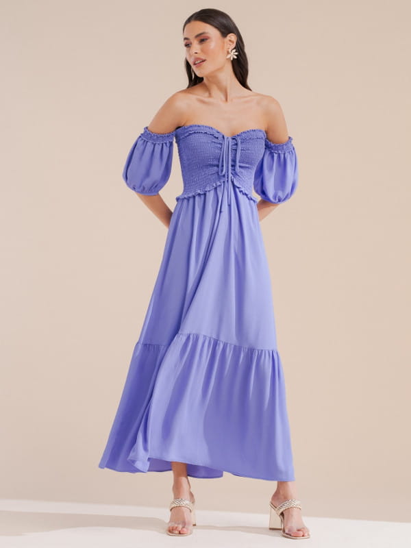 Looks com vestido midi: modelo com um vestido em crepe ombro a ombro violeta.