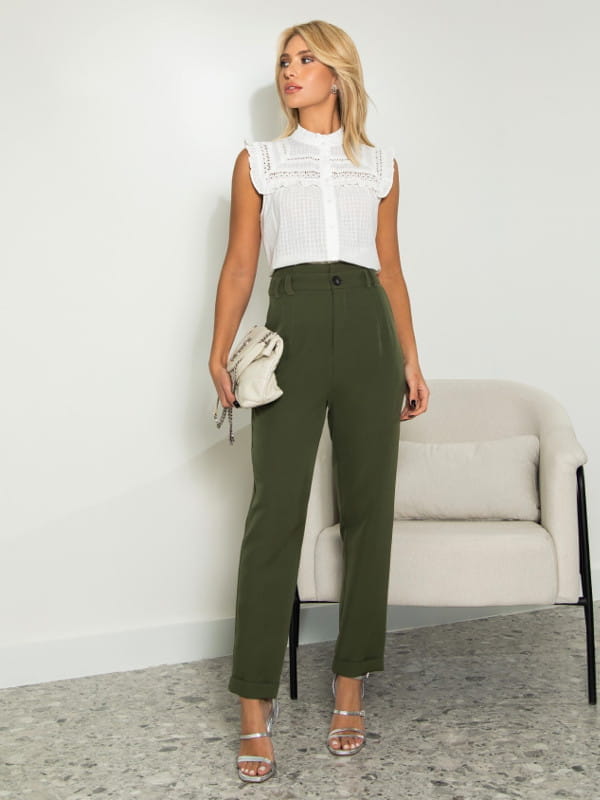 Looks elegantes para trabalhar: modelo vestindo uma calça feminina alfaiataria com elastano e passantes duplos verde - look.