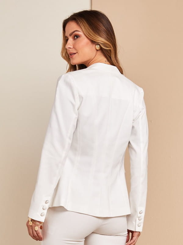 A tendência dos looks monocromáticos: modelo vestindo uma calça com blazer branco.