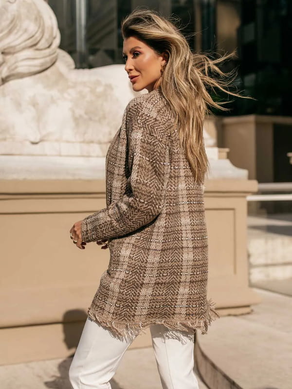 Blusa de frio de tricot: modelo vestindo um cardigan de tricot mousse xadrez marrom.