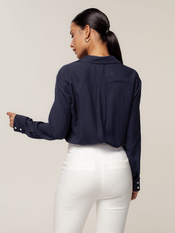 Melhores tecidos para o cotidiano: modelo vestindo uma camisa em viscolinho com botões resinados azul marinho - costas.