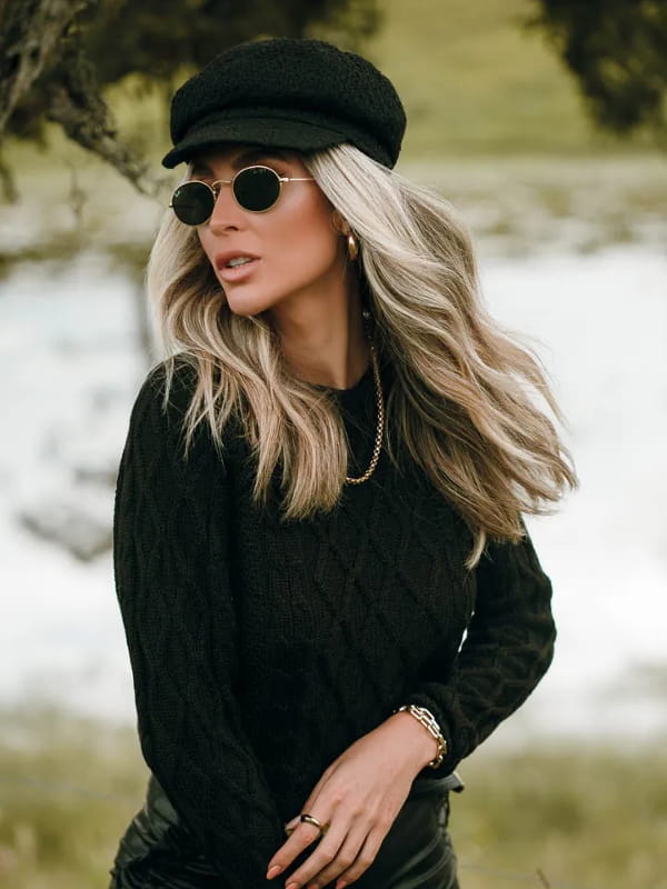 Moda Outono Inverno 2022: modelo vestindo uma blusa de tricot losangos preta.